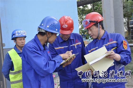 图为银光集团员工在研讨质量难题。王安怡 摄.JPG