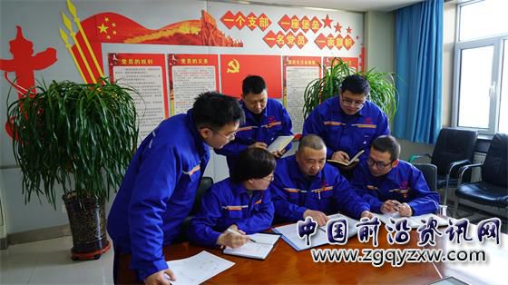 图为银光集团员工在开展质量攻关。王安怡 摄 (2).jpg