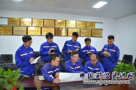 图为银光集团员工在开展质量攻关。王安怡 摄.JPG